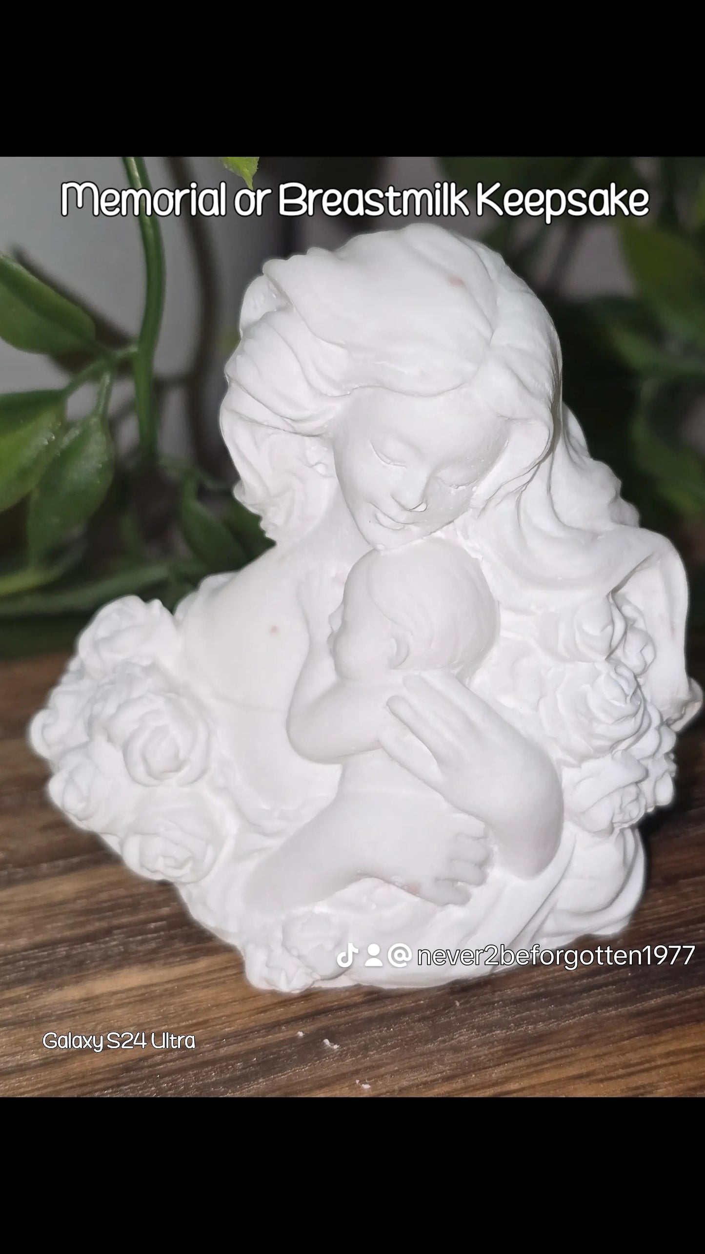 Memorial Mother/Child Embrace Keepsake Statue