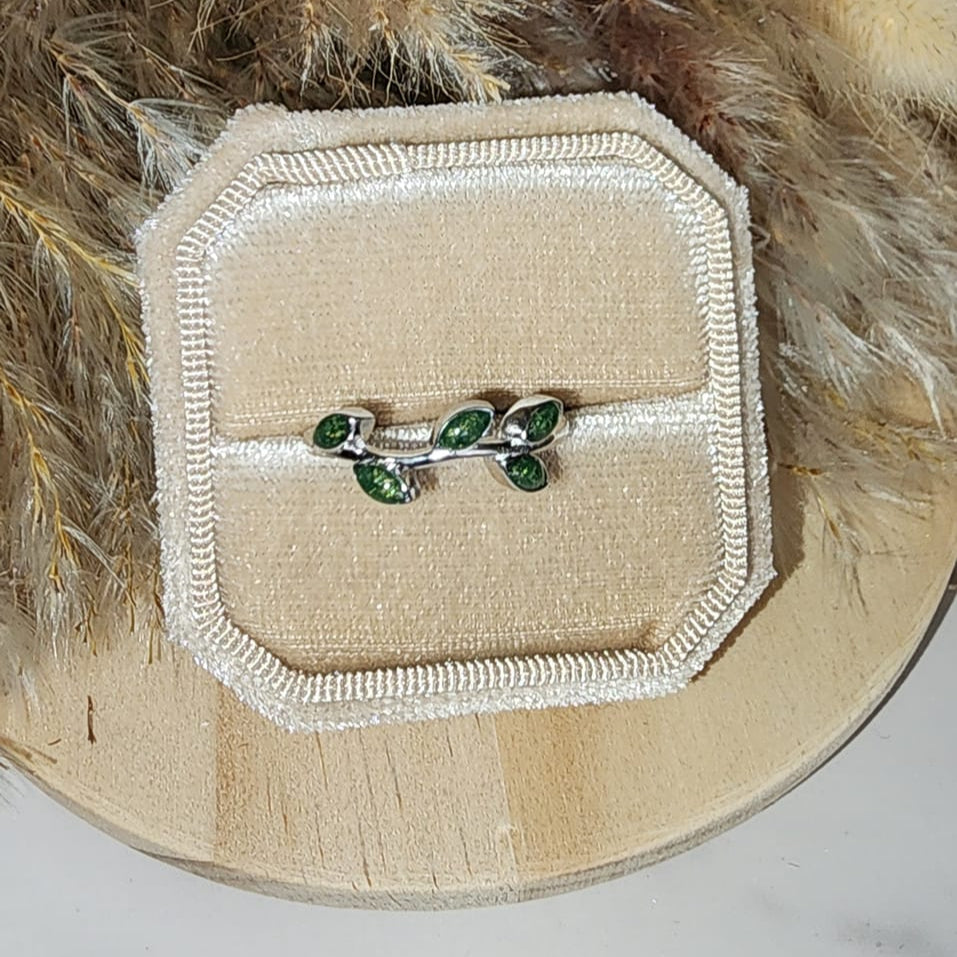 5 leaf Memorial Ring